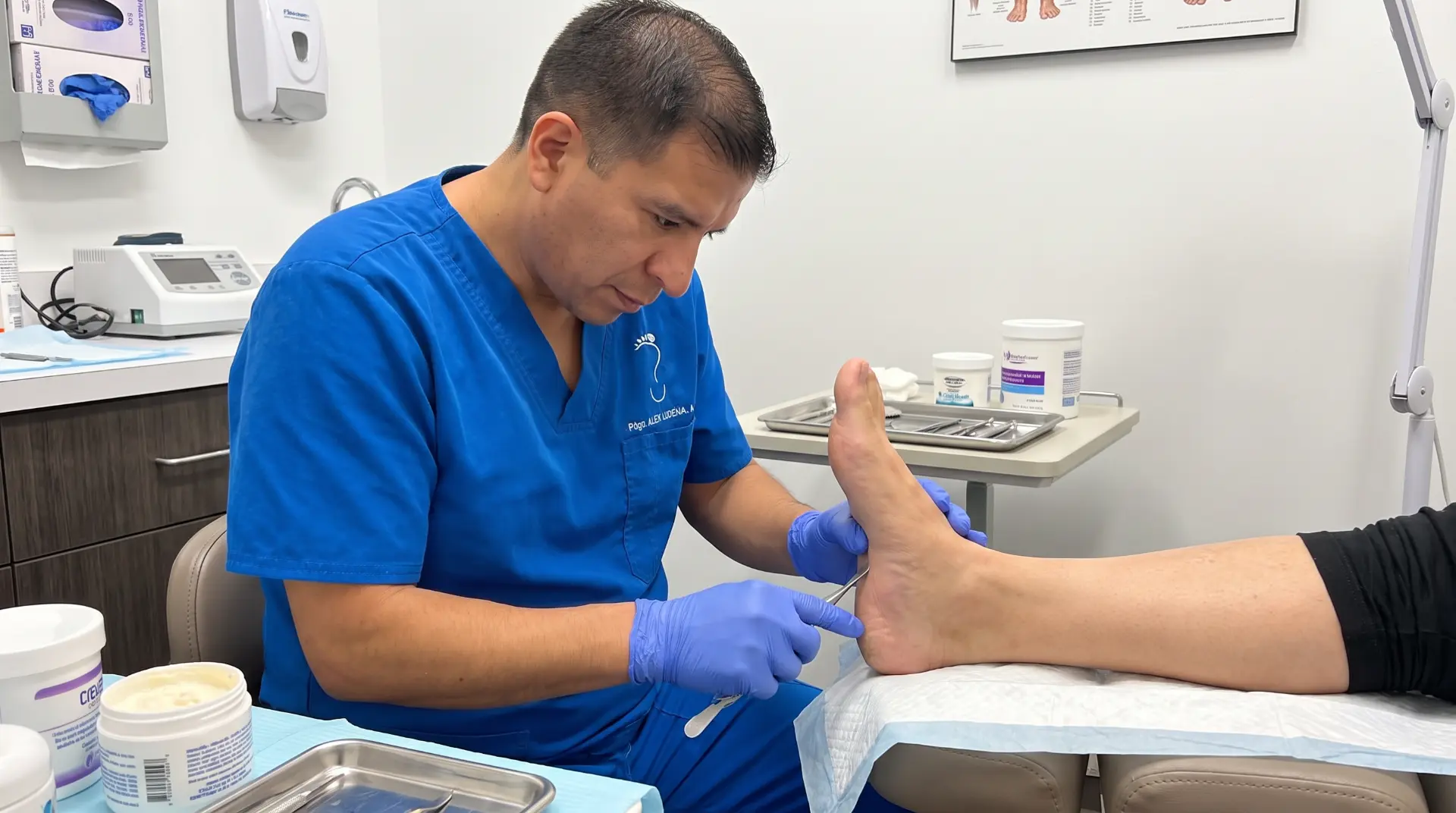 Alex Ludeña atendiendo a una persona adulta en la sala de cuidado de pies en Houston