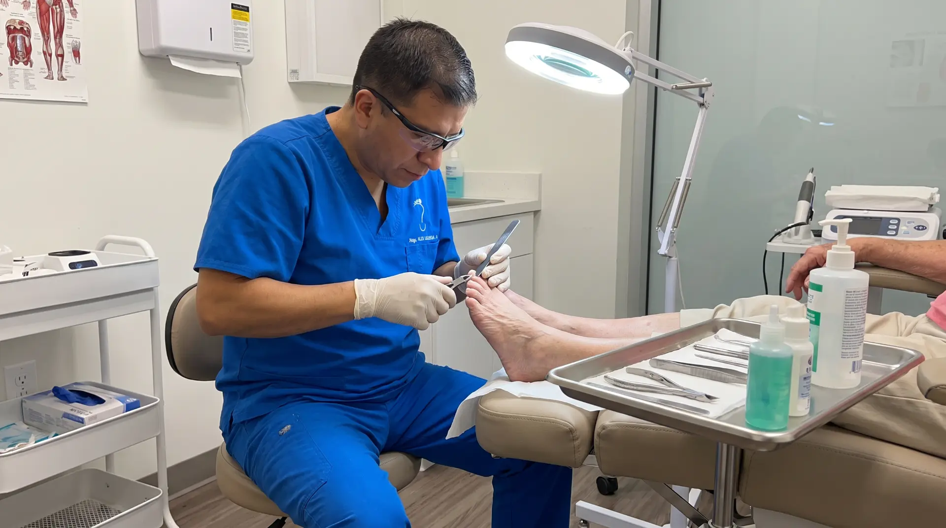 Alex Ludeña realizando cuidado rutinario de uñas con guantes e instrumental desinfectado